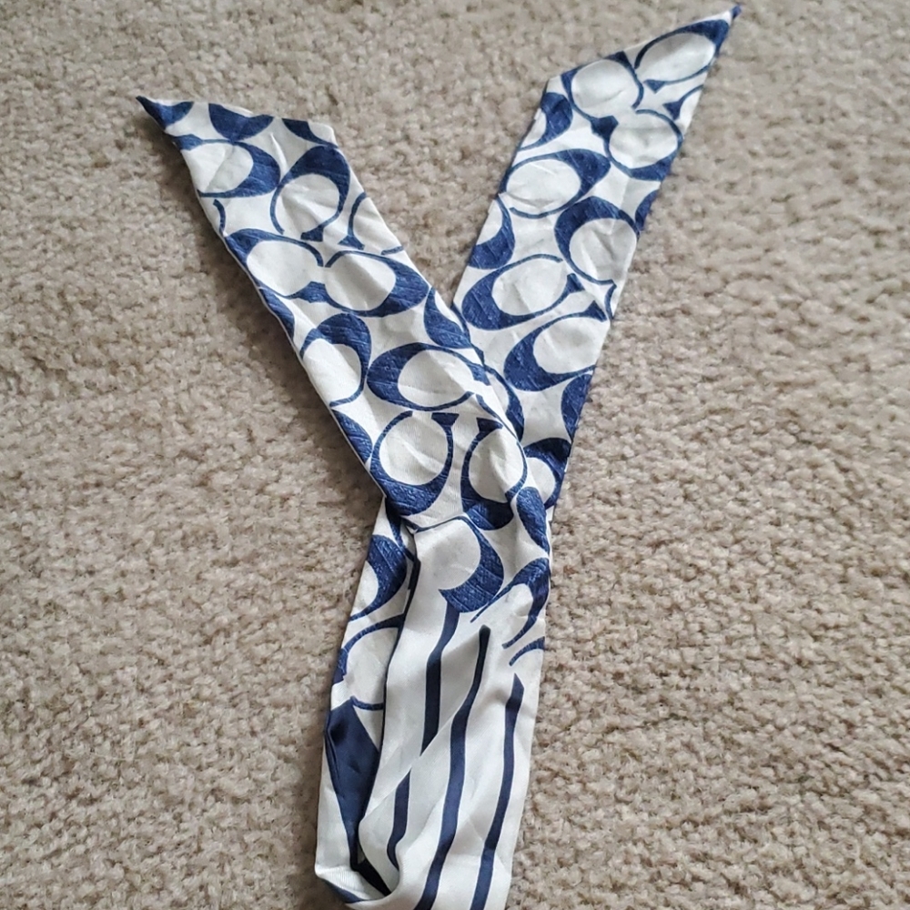 Coach neck wrap